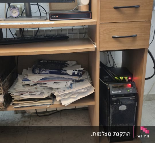 שולחן עבודה עם מחשב, מדפסת וניירות